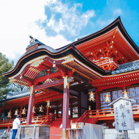 石清水八幡宮の本殿で参拝する人々の写真