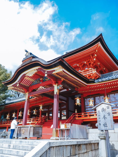 石清水八幡宮の本殿で参拝する人々