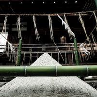 宇治上神社境内にある清め砂と注連縄、紙垂の神聖な光景の写真