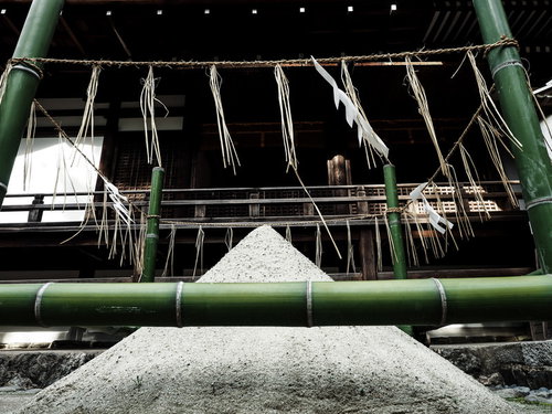 宇治上神社境内にある清め砂と注連縄、紙垂の神聖な光景