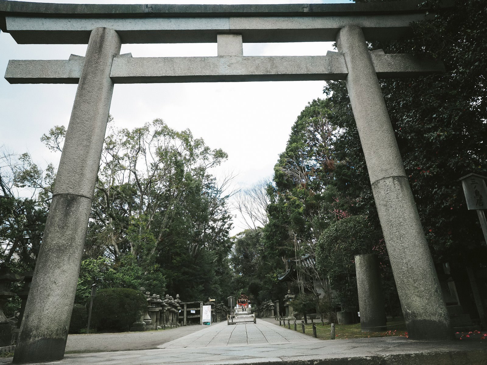 石清水八幡宮の三ノ鳥居と参道の様子