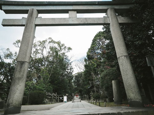 石清水八幡宮の三ノ鳥居と緑豊かな参道の歴史的景観