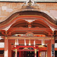 歴史ある石清水八幡宮の朱塗り本殿と境内の伝統建築の写真