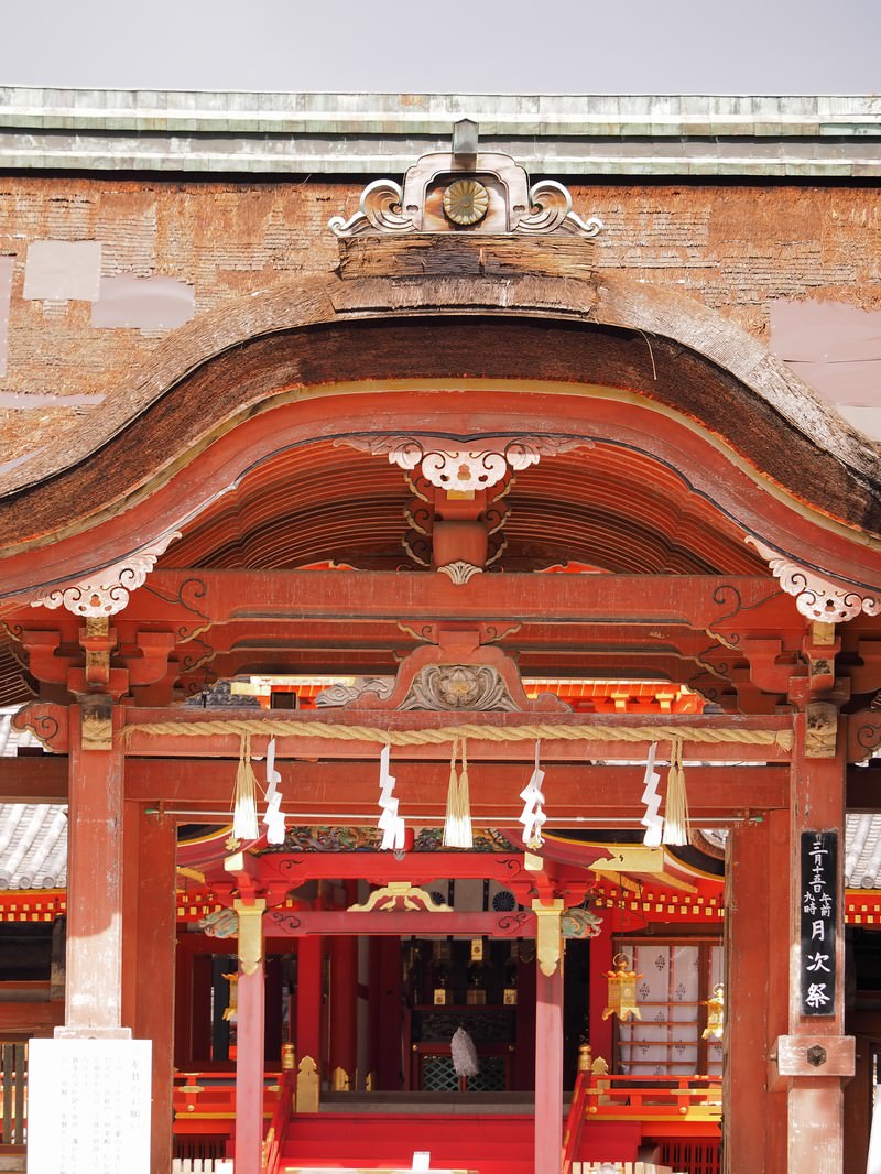 石清水八幡宮の朱塗りの本殿が境内に建つ様子