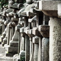 石清水八幡宮本殿前に整然と並ぶ石灯籠と参道の景観の写真