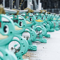 単管パイプで繋がれた河童のバリケードの写真