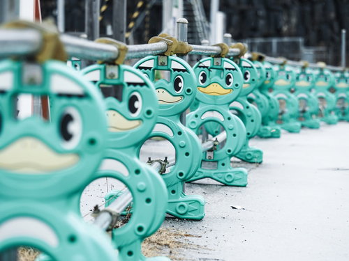 単管パイプで繋がれた河童のバリケード