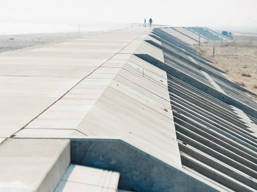 新しく完成した防波堤と海岸道路、コンクリート造の防災インフラ