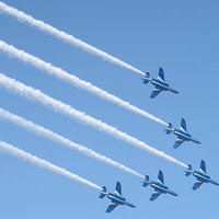 青空に映える編隊飛行するブルーインパルスの写真