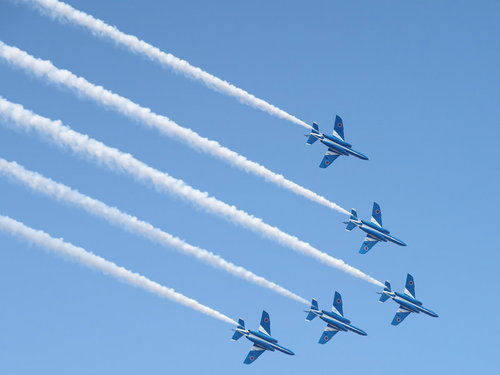 青空に映える編隊飛行するブルーインパルス