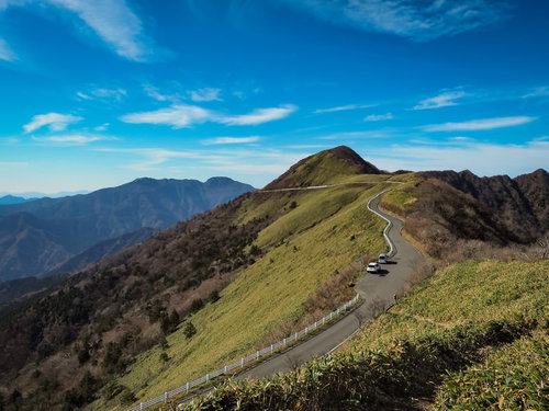 UFOラインと秋空に浮かぶ山岳の稜線を走る景観道路