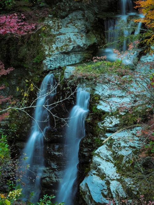 安居渓谷の見返りの滝、岩肌を流れ落ちる水流