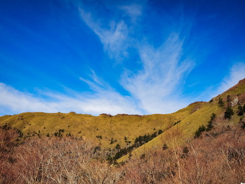 紅葉に染まる山並みと秋空の風景