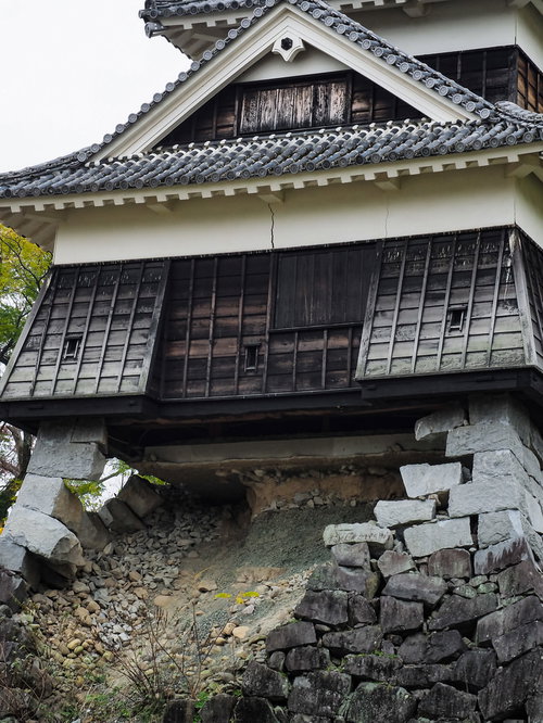 熊本城の崩れ落ちた石垣と崩れない戌亥櫓（いぬいやぐら）