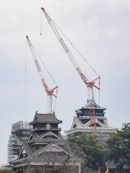 復興工事中の熊本城本丸とタワークレーン、石垣と天守閣