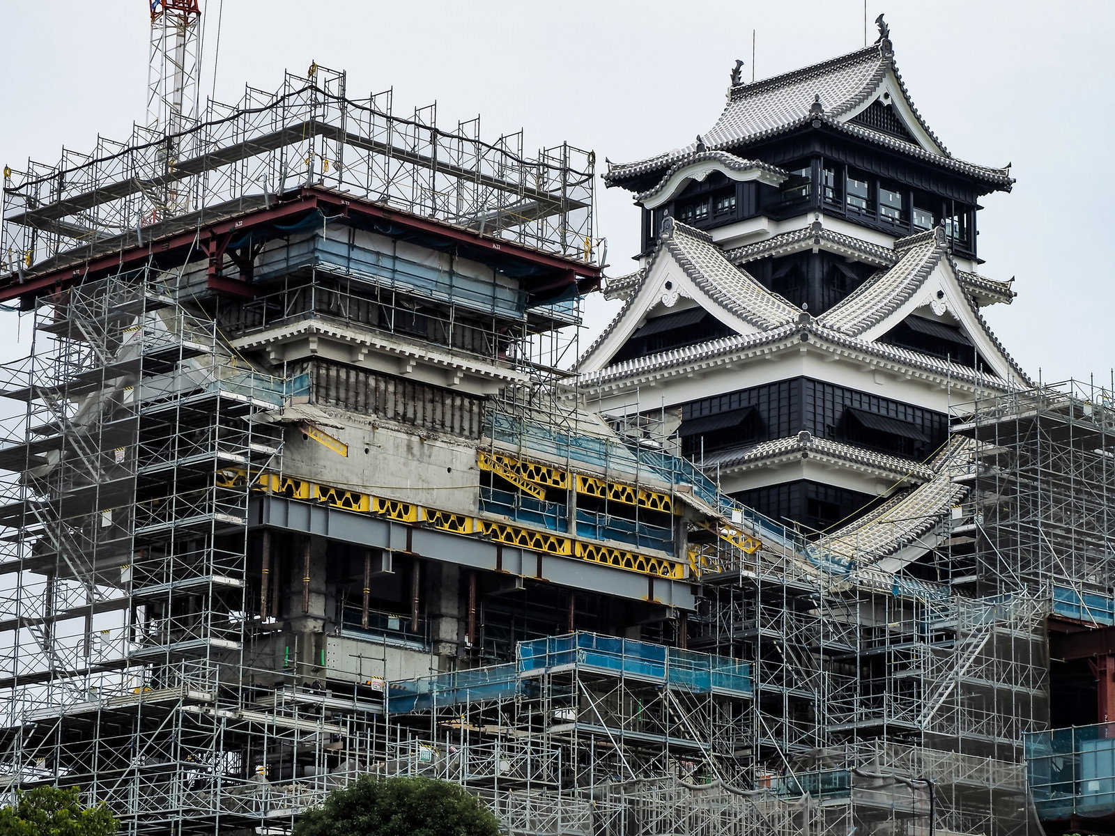 足場とクレーンに囲まれた復興工事中の熊本城天守閣