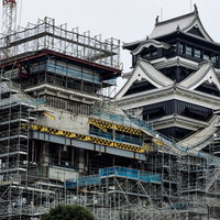 復興工事中の熊本城天守閣の写真