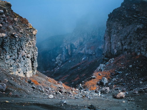砂千里ヶ浜から望む阿蘇火口の噴石と岩肌、火山地質の迫力