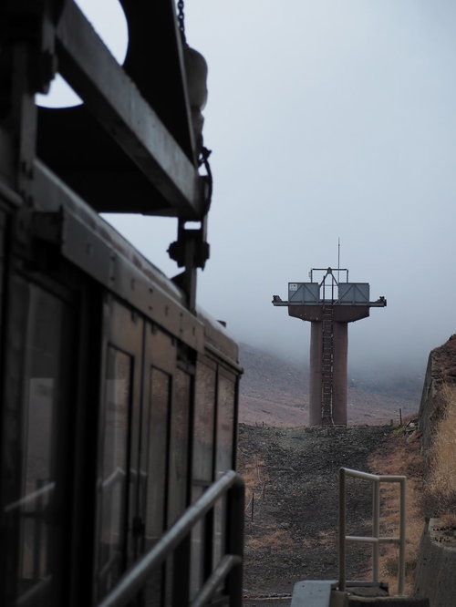 被災した阿蘇ロープウェイの降車口と立入禁止バリケード