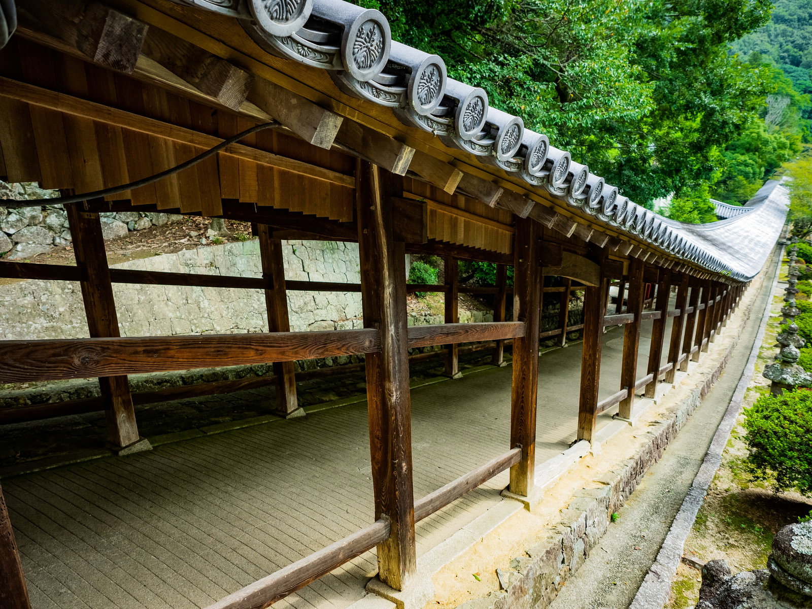 吉備津神社の傾斜のある木造回廊が奥へと続く様子