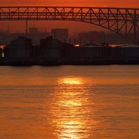 大阪港の朝日と工業地帯のシルエットの写真
