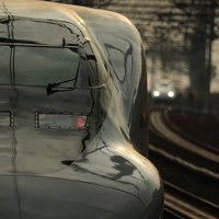 鉄道の顔と光沢、夕暮れの線路を行く新幹線の写真