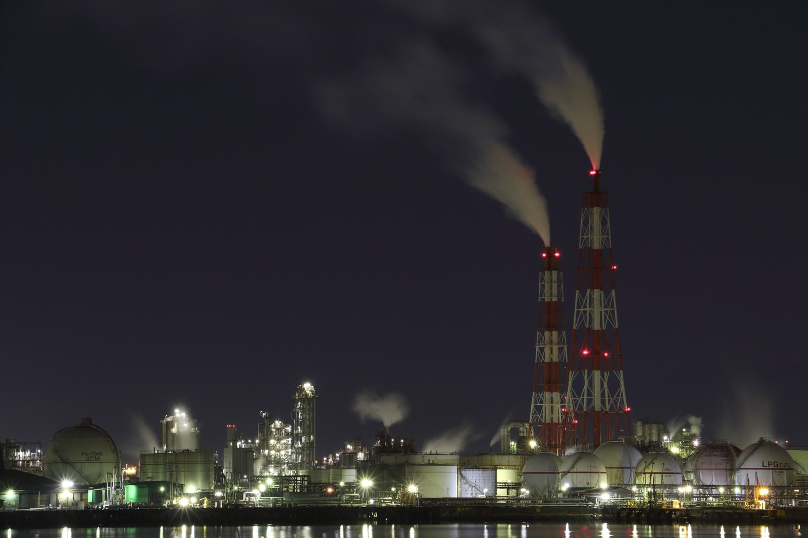 床に座ってうつむくニートの男性