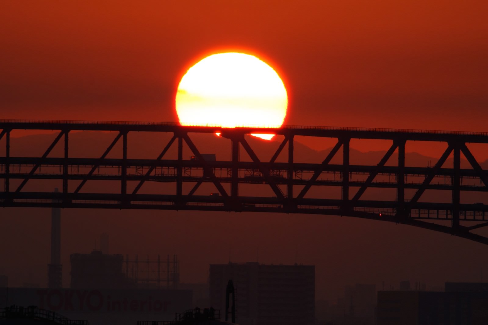 大阪港の陸橋と重なる朝日、オレンジ色に染まる空