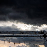 暗澹たる気持ちを映す曇り空と風景、積乱雲がもたらす不吉な天候の写真