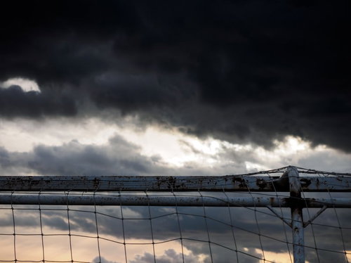 暗澹たる気持ちを映す曇り空と風景、積乱雲がもたらす不吉な天候