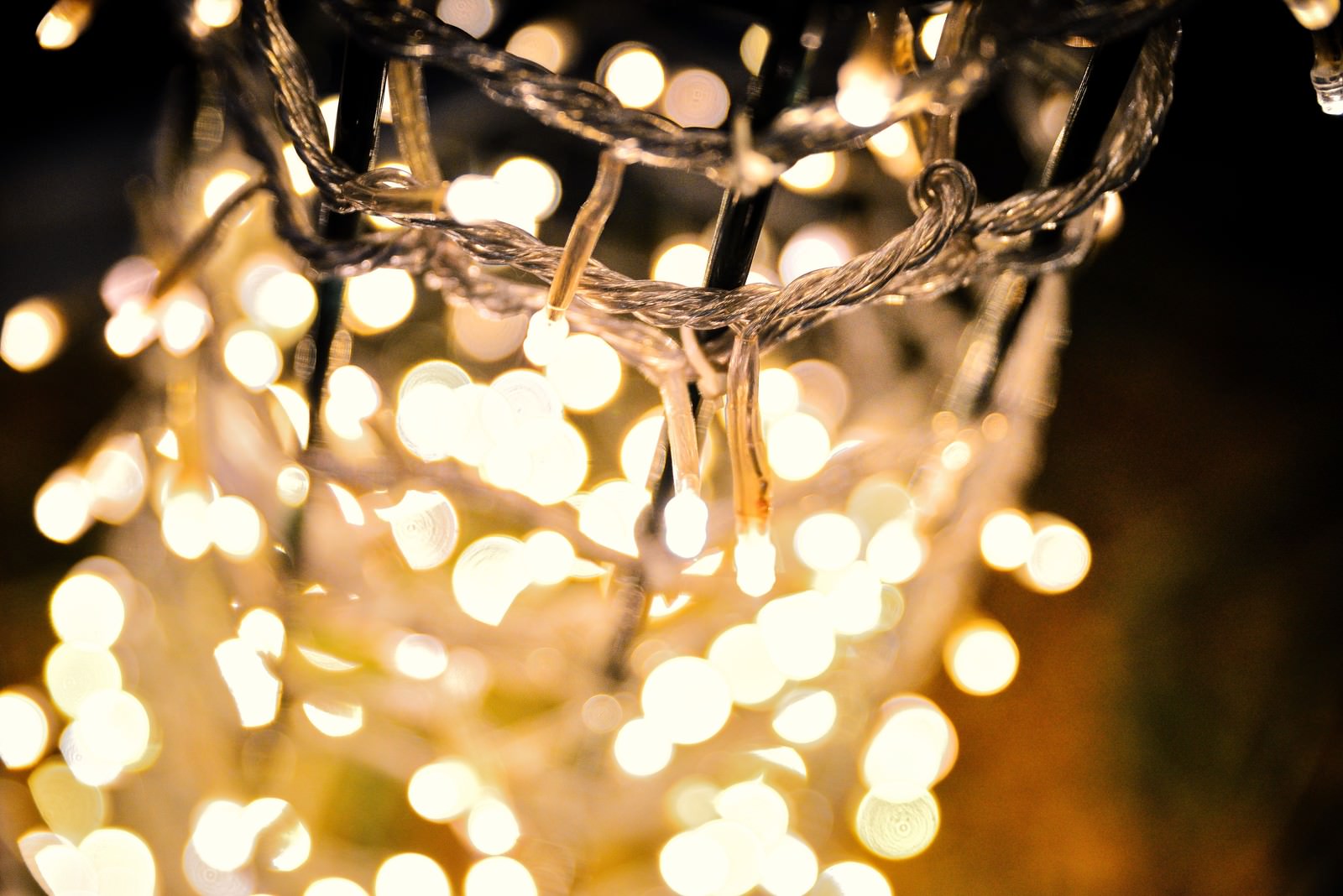 夜に点灯したイルミネーションのLEDライト