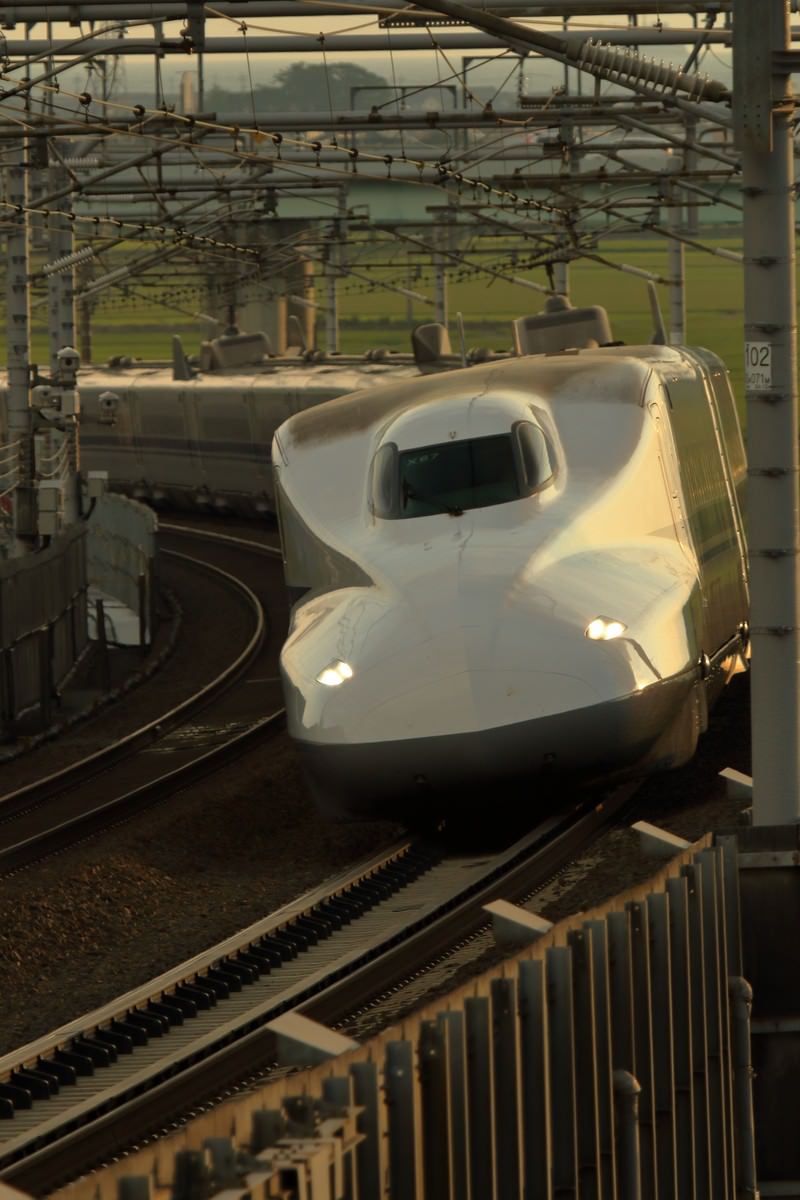 夕暮れの線路を走るN700系新幹線の先頭車両