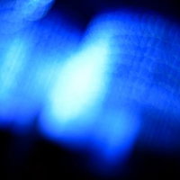 ぼけた青白い光が浮かぶ夜の抽象写真の写真