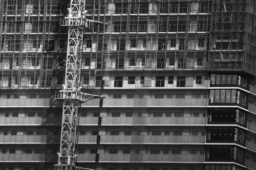 建設用クレーンを備えた高層ビルの足場工事