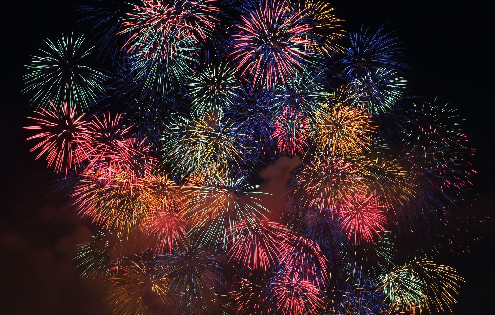 淀川の花火大会で夜空に広がるカラフルな花火
