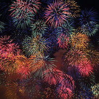 淀川の花火大会で打ちあがる多色の大輪花火の写真