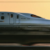 走行中の西日本九州新幹線N700系電車の高速鉄道列車の写真