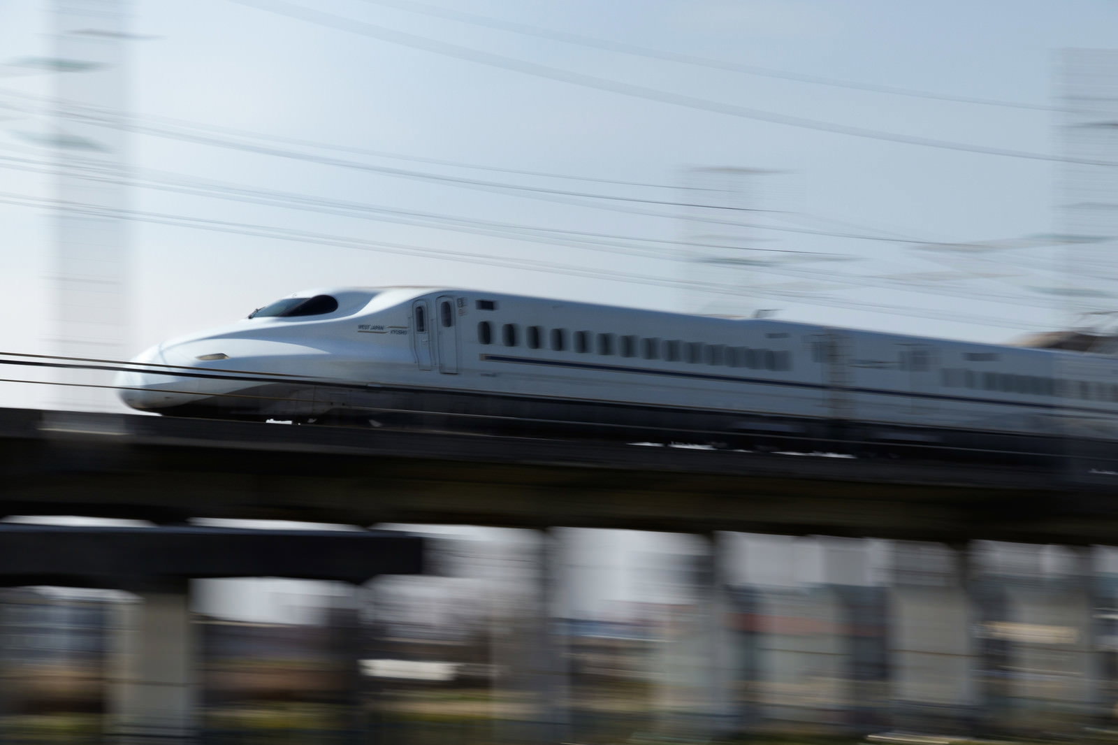 流し撮りで走行するN700系新幹線