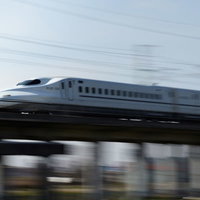 空気を切り裂いて走行するN700系新幹線の写真