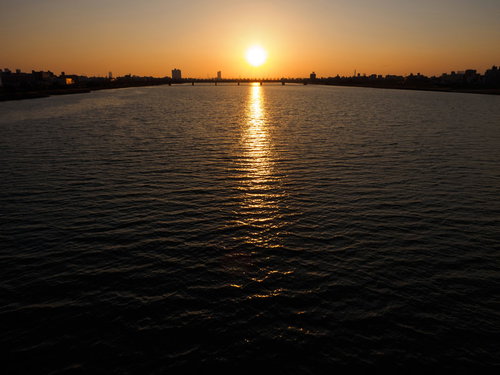 河川沿いの街並みを照らす夕焼けのエンジェルロード