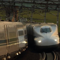 駅の留置線で並ぶ新幹線車両の上り下りと線路風景の写真