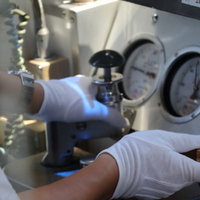 電車運転士の女性スタッフが敬礼するポーズの写真