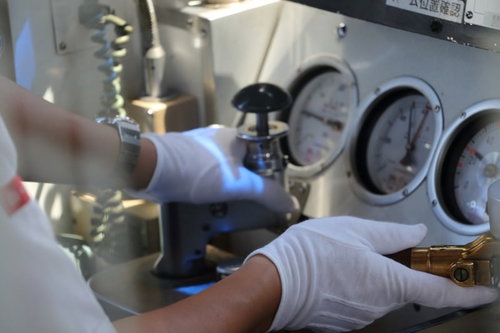 電車運転士の女性スタッフが敬礼するポーズ