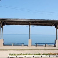 海の見える駅、愛媛県下灘駅のホームと海岸風景の写真