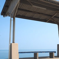 空と海が見える下灘駅のホームの写真