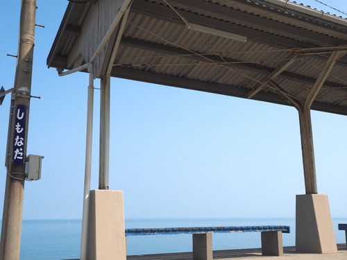 空と海が見える下灘駅のホーム