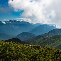 北アルプスの乗鞍新登山道、晴れた日の山々の風景の写真