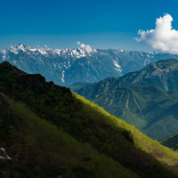 北アルプスを一望できる晴れた日の乗鞍新登山道の写真