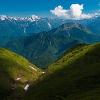 乗鞍新登山道から見える北アルプスの雪化粧した山々と登山風景の写真