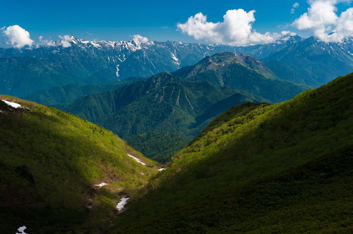 乗鞍新登山道から見える北アルプスの雪化粧した山々と登山風景